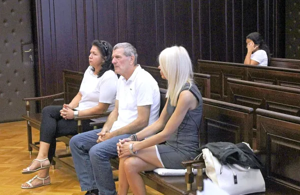 Prejšnji teden so se sojenja na novogoriškem sodišču  
udeležili le Vesna Grubać, Radenko in Radenka Vasić (z leve) 
ter Polka Bošković (v ozadju).