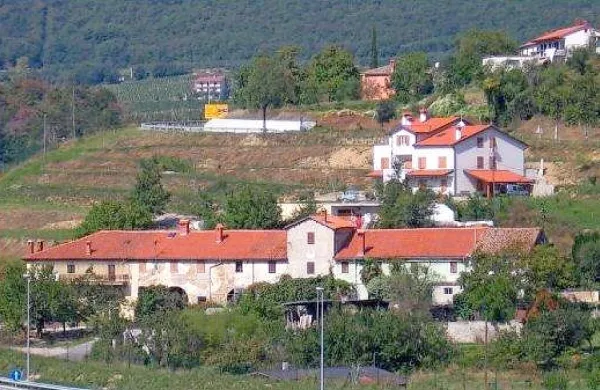Enonadstropna podolgovata stavba  z arkadami v pritličju (v 
ospredju) iz druge četrtine 18. stoletja je imela poudarjen 
osrednji dvonadstropni del,  v katerem je bila nekoč škofovska soba s štukiranim stropom. 