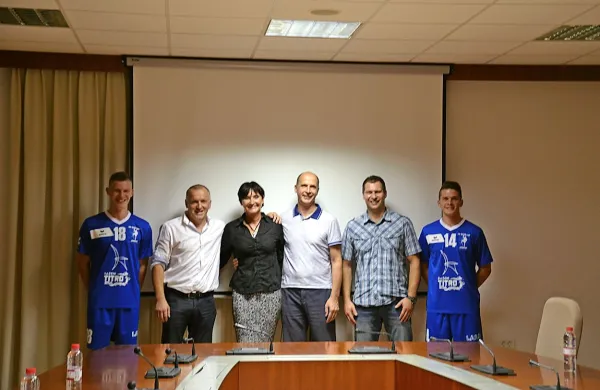 Levo od županje Saše Likavec Svetelšek sta Mitja Škerjanc in 
Simon Klun, desno pa Damjan Miklavec, Gregor Sosič in 
Aleksander Dekleva.