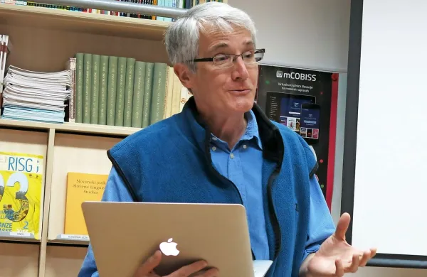 Michael Biggins je v polni knjižnici koprskega Znanstveno-raziskovalnega središča predaval o svojem raziskovanju 
Bartolovega opusa in napovedal pisateljevo biografijo. 