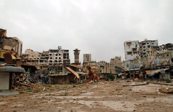 Med dobitniki alternativne Nobelove nagrade so tudi prostovoljni sirski humanitarni delavci, tako imenovane Bele 
čelade, ki rešujejo ljudi izpod ruševin bombardiranih stavb, 
gasijo požare in nudijo prvo pomoč.