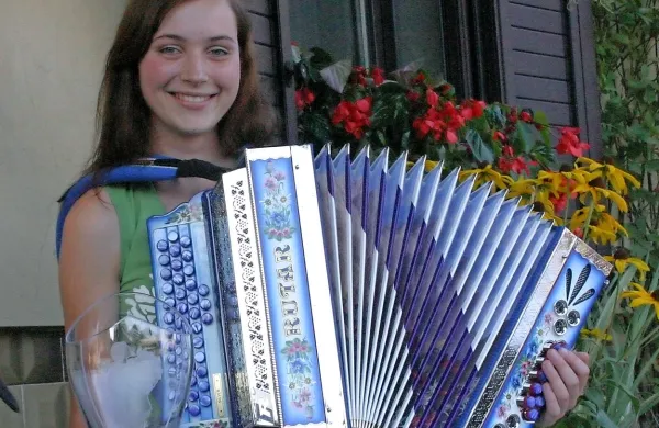 Teja Ljubič je pred leti (zadnjič leta 2010) kar trikrat osvojila 
državni naslov v igranju na diatonično harmoniko.