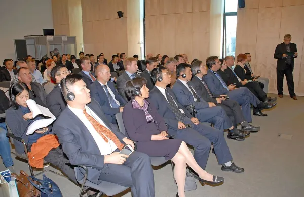 Kitajski gospodarstveniki so v Ajdovščini z zanimanjem 
prisluhnili predstavitvi poslovnih in investicijskih priložnosti 
v regiji.

