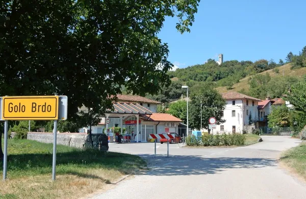 V Golem Brdu je ravno zaradi povezave z Italijo že bila in spet 
je bencinska črpalka. 