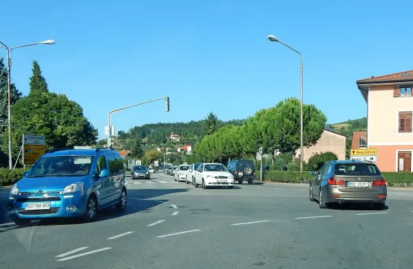 Križišče ob vstopu v središče mesta je eno tistih, ki bi jih 
morali urediti. 