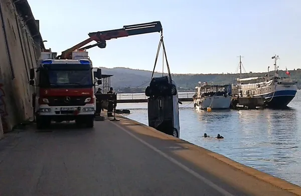 Avtomobil z voznikom končal v morju