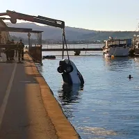 Okrog 6. ure  je pri skladišču soli v Portorožu avto z voznikom 
vred končal v morju. 