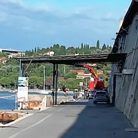 Avtomobil z voznikom končal v morju