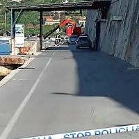Avtomobil z voznikom končal v morju