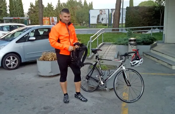 Ni ga treba prepričevati, da gre na kolo