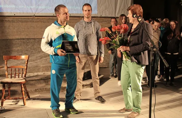 

Dejana Fabčiča  je včeraj ponoči  ob vrnitvi domov na trgu pri 
vaški cerkvi v Podnanosu pričakala večina vaščanov.