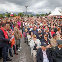 Proslave v Postojni se je kljub slabi vremenski napovedi 
udeležilo več tisoč ljudi od vsepovsod.
