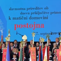 Za udarno pesem je poskrbel Tržaški partizanski pevski zbor Pinko Tomažič pod vodstvom  Pie Cah.