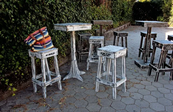 Miza in stoli, ki so jih iz palet in zgoščenk izdelali v bistriški 
enoti VDC.