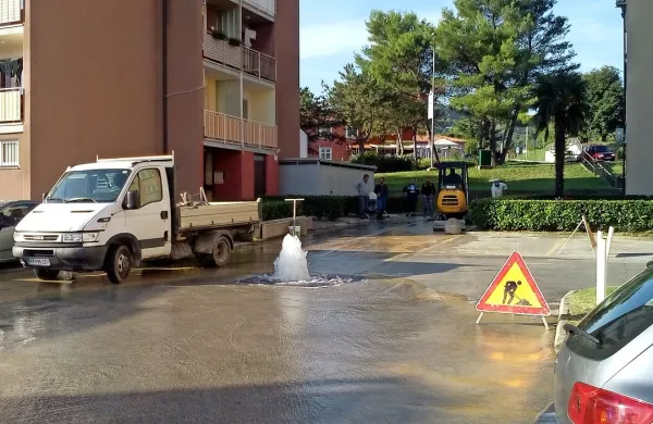 V Pahorjevi ulici je danes zjutraj počila vodovodna cev.