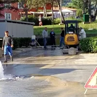 V Pahorjevi ulici je počila cev