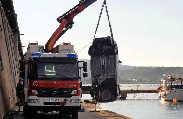 Gasilci so včeraj dopoldne avto najprej dvignili na površje, 
nato pa še na suho.