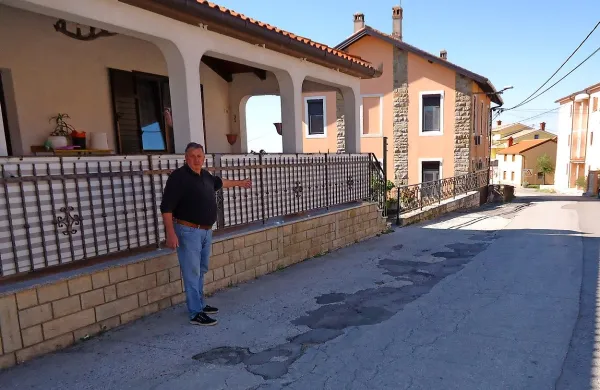 Dušan Kandido kaže na dotrajano cesto, ki kar kliče po nujni 
obnovi. 