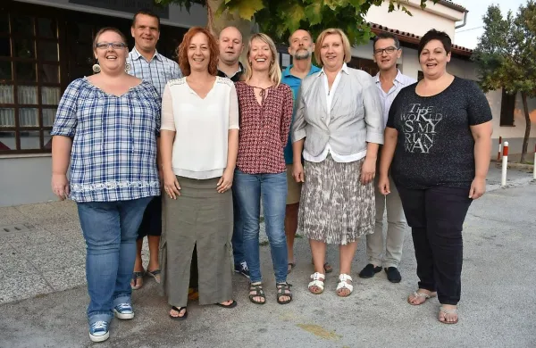 Člani Civilne iniciative Hrvatini. Od leve proti desni: Barbara 
Veljak, Aleš Bošnjak, Sara Jurjavčič, Tulio Boštjančič, Nika 
Solce, Franc Malečkar, Mira Šavora, Roberto Marzi, Irena 
Balentič Muženič.