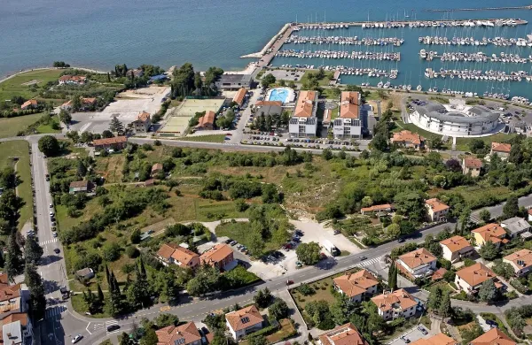 Čeprav trikotnik nima neposrednega dostopa do morja, od njega ni veliko oddaljen. Gre tudi za obsežno območje.  