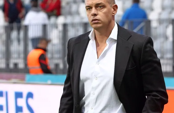 Zdaj je jasno, da  za Swiss Sport Agency in računom iz davčne 
oaze stoji nekdanji športni direktor FC Koper Dušan Petković.
