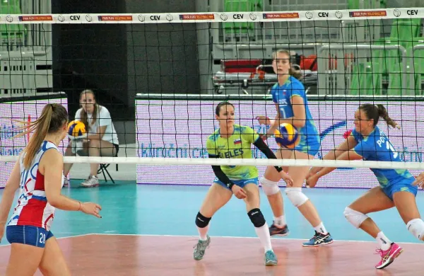 Koprčanka Katja Medved (v zelenem) je steber slovenske 
obrambe v polju. 
