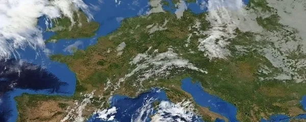 Nad večjim delom Evrope je anticiklonsko območje.