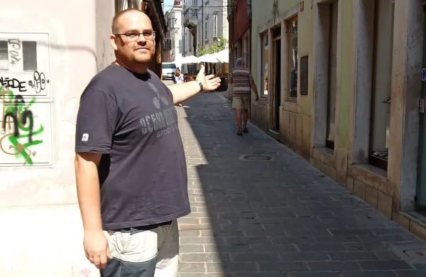 Danijel Sertič na Župančičevi ulici v Kopru, ki je prepogosto 
tarča mladih objestnežev na 25-kah.