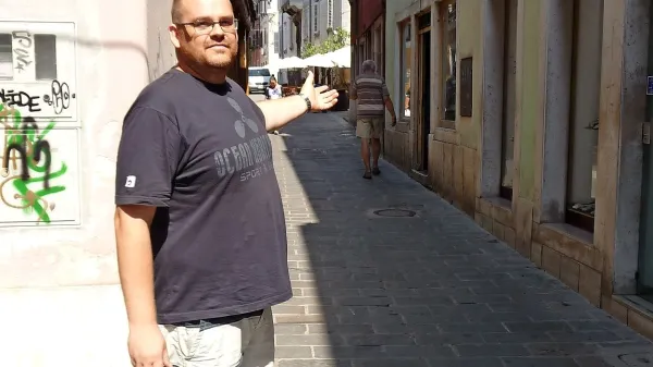 Danijel Sertič na Župančičevi ulici v Kopru, ki je prepogosto 
tarča mladih objestnežev na 25-kah.