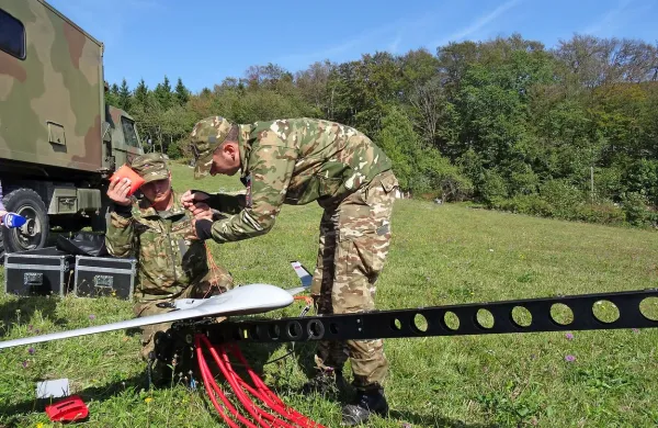 Belin, prvi od štirih vojaških brezpilotnikov,  lahko leti tri ure in 
30 kilometrov daleč. 