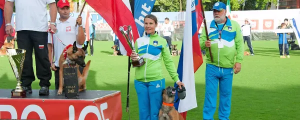 Mojca Tominc in psička Gamma sta se uvrstili na 4. mesto, v ozadju Roman Hoefferle, vodja slovenske ekipe.