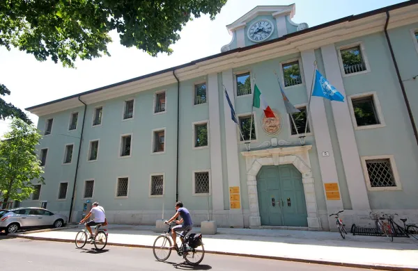 Akademija ima prostore v palači Alvarez v centru Gorice, 
kamor se je leta 2012 na povabilo goriških deželnih oblasti 
preselila iz Ljubljane.