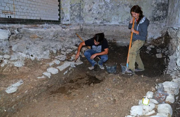 Z odkritjem zidu  poznoantične utrdbe se sestavljajo drobci o 
manjkajočem delu obzidja na jugovzhodnem delu kastre. 