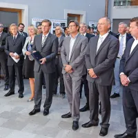Otvoritve so se udeležili tudi nekateri lokalni politični predstavniki, med njimi izolski župan Igor Kolenc in koprski 
podžupan Peter Bolčič.
