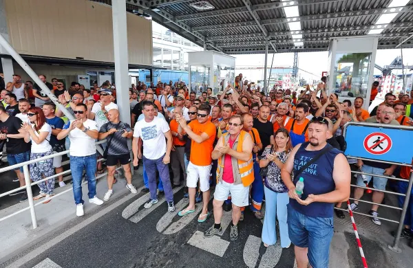 Zaradi julijske blokade koprskega pristanišča je nastala 
gospodarska in tudi siceršnja škoda in nekdo bo zanjo moral 
prevzeti odgovornost, je ob robu današnjega odprtja Tedna 
sredozemske obale v Kopru ponovil predsednik vlade Miro 
Cerar.