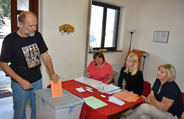 Stari novi svetnik Franc Malečkar je v nedeljo tudi sam oddal 
glas.