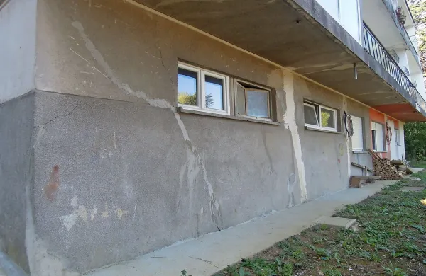 Blok v Rozmanovi ulici 11 je močno poškodovan in ogroža 
varnost stanovalcev.