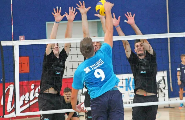 Kamniški Calcit (levo v njem Primorec Jani Konjedic)  je ustavil 
tako Salonit kot ACH Volley.