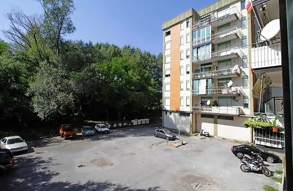 Na tem dvorišču so se z žogo igrali najstniki, ko so se z 
balkona v prvem nadstropju vsuli streli. 