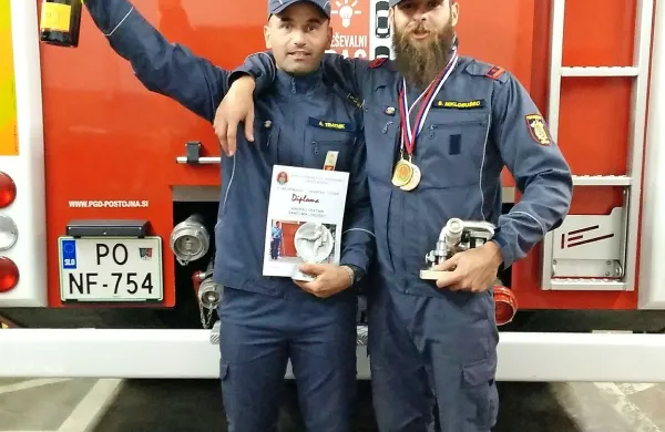 Andrej Tratnik (levo) in Sandi Miklobušec sta se v soboto 
veselila tretje zmage na reškem gasilskem tekmovanju.