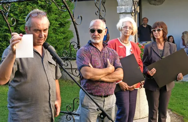 Primož Repar (levo) in  Stanislava Chrobáková Repar (desno) 
iz Apokalipse sta priznanji urednica in urednik leta izročila  Evi 
Kovačević-Fudala in Borisu Baćiću.
