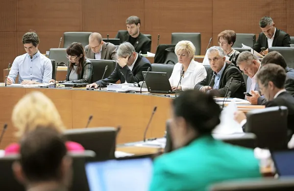 Poslanci v državnem zboru so večinoma naklonjeni noveli 
zakona o davčnem postopku, ki predvideva poenostavitve 
pri pobiranju davkov.