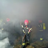 Gasilci so z dihalnimi aparati v gospodarskem poslopju 
najprej pogasili požar, nato pa iz prvega nadstropja preložili 
seno. 