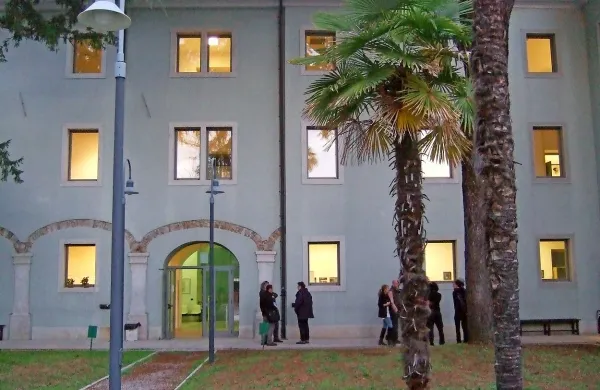 Akademija ima sedež v goriški palači Alvarez. Študijski 
programi ostajajo isti, bo pa prestiž zaradi naziva zagotovo 
povečal ugled novogoriški univerzi. 