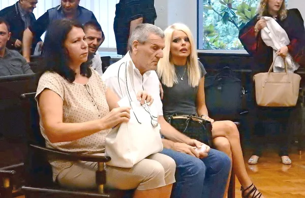 Obtoženi Vesna Grubač, Radenko Vasić in Radenka Vasić (z leve) zavračajo očitke tožilstva 
glede izsiljevanja ter posojil po oderuških obrestih, prav tako preostali soobtoženi (v ozadju).