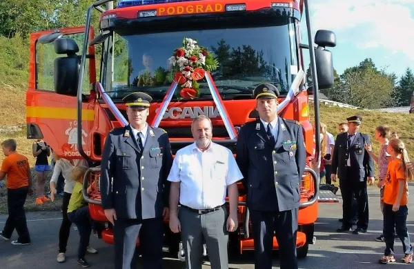 Poveljnik PGD Podgrad Marjan Barba (levo), ilirskobistriški 
župan Emil Rojc in predsednik društva Klavdij Butinar pred 
novo cisterno.