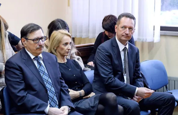 Višje sodišče v Kopru je lani pozimi razveljavilo obsodilno 
sodbo, s katero je senat, ki ga je vodila sodnica Meri Mikac,  
Borisa Popoviča obsodil na tri leta zapora, Sabino Mozetič in 
Rajka Srednika (prvi z leve) pa na leto dni zaporne kazni.  