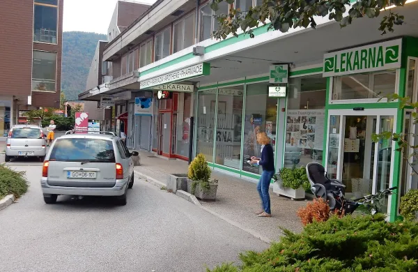  Osumljeni je prišel v lekarno in z nožem od lekarnaric terjal zdravila, za katera ni imel recepta. 