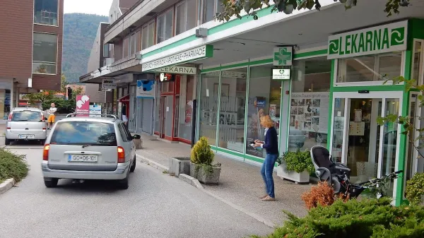  Osumljeni je prišel v lekarno in z nožem od lekarnaric terjal zdravila, za katera ni imel recepta. 