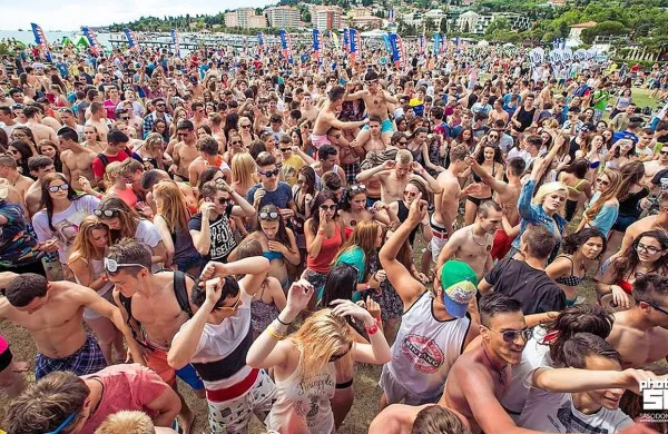 Sredi Mondialove zabave na portoroški plaži se je zgodilo 
posilstvo. 